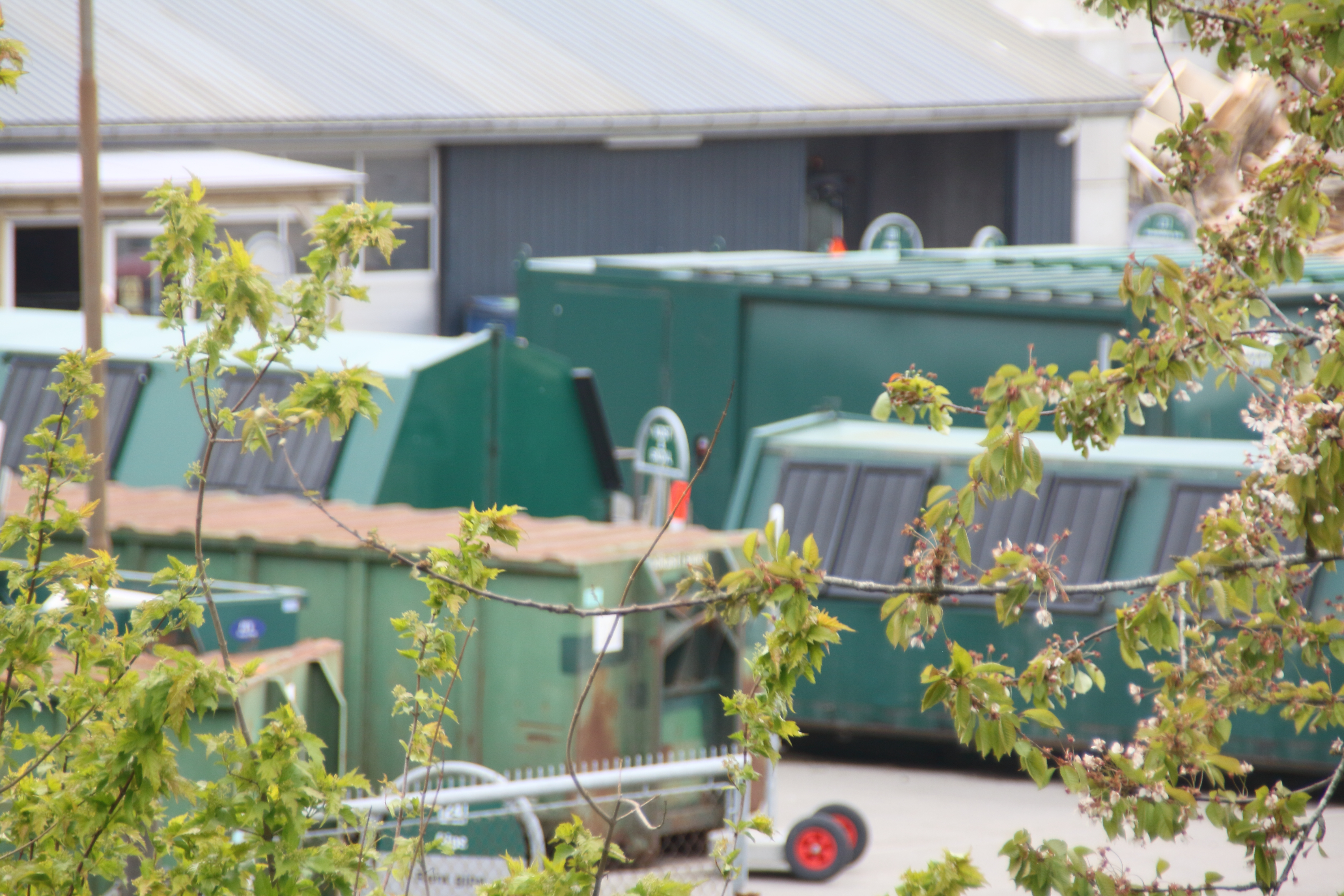 Der strammes op på indholdet i jerncontainere