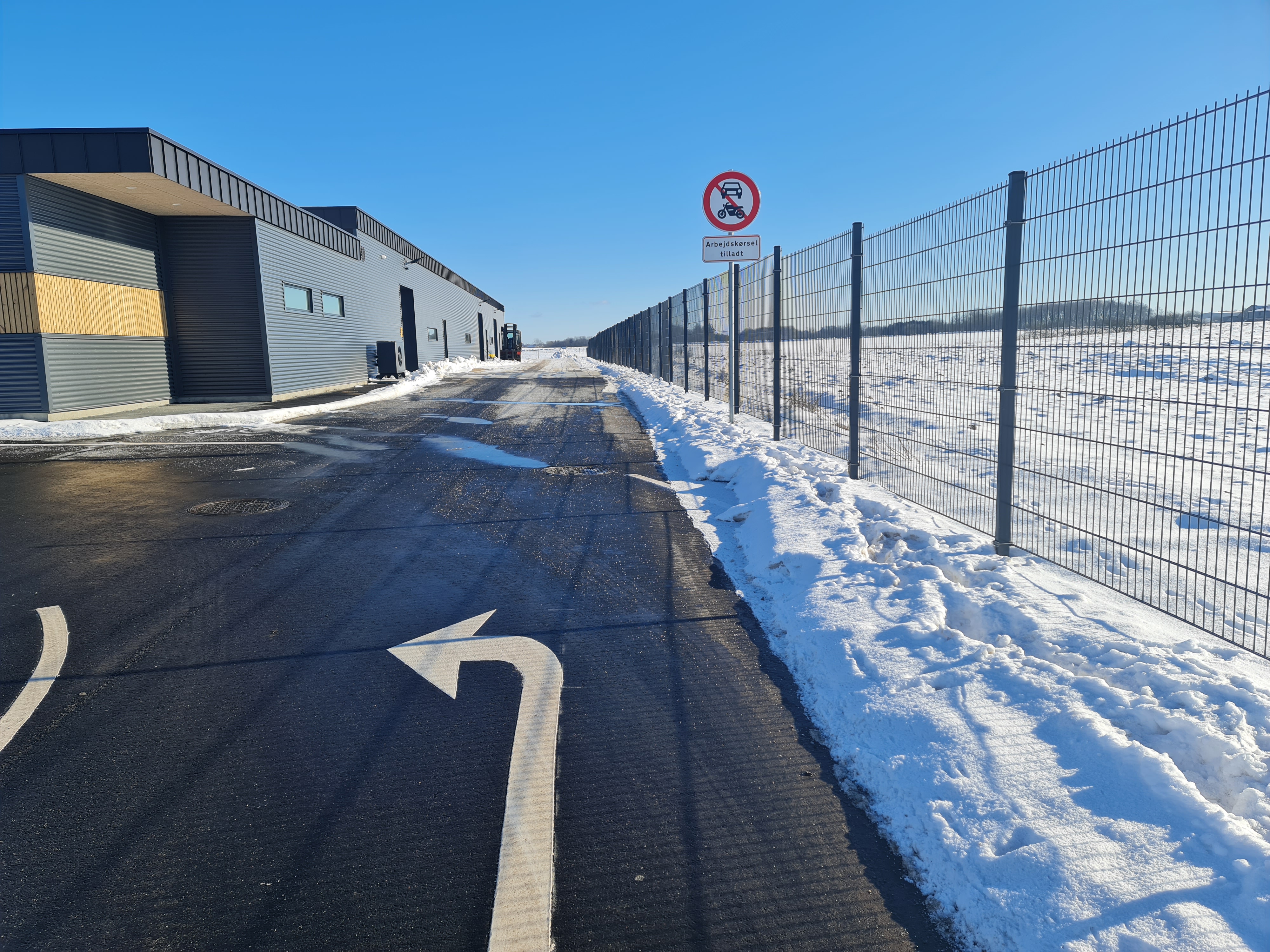 Indkørsel Med Følg Pilen 1