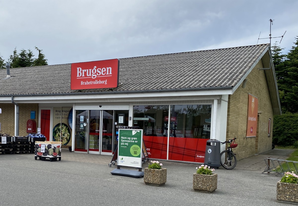 Brugsen Brahetrolleborg med fjernvarmeskilt foran indgangen