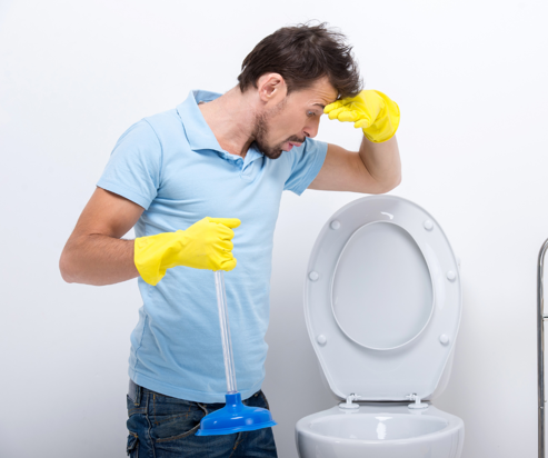 mand ser ned i stoppet toilet