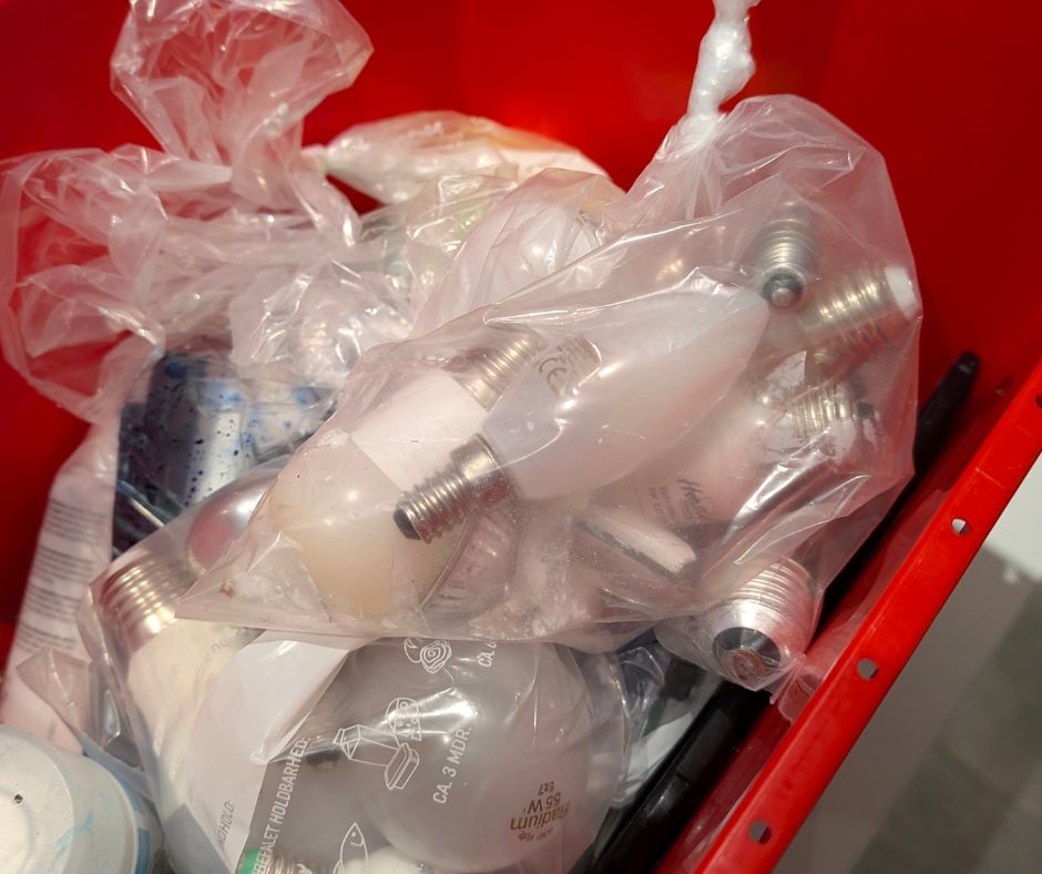 Pak den røde kasse omhyggeligt