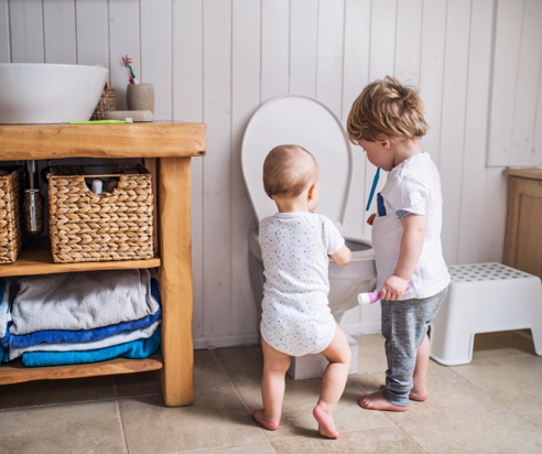 små børn smider ting i toilettet